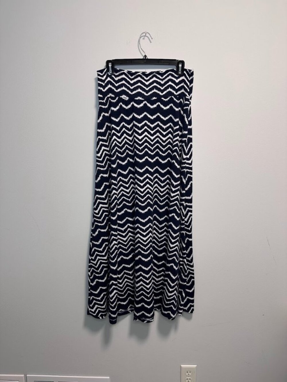 A. Byer Navy Blue & White Chevron Zig Zag Print Maxi Skirt Size L